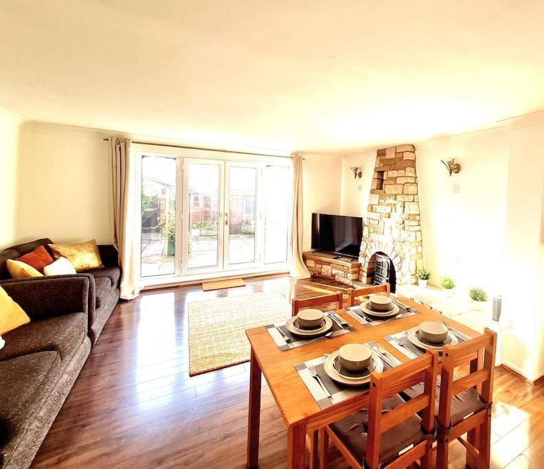 Cosy Luxurious 3 Bedroom House, Free Parking, Free Wifi, Private Garden, Free Netflix Havering kerület Kültér fotó
